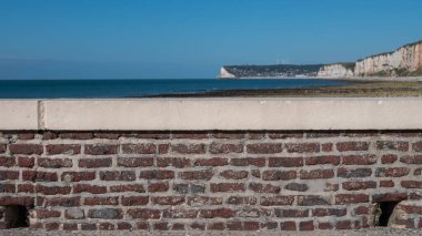 Fransa 'nın Normandiya' daki Yport plajındaki tuğla duvarı