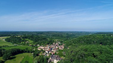 Fransa 'nın siyah Perigord' unda Le Buisson-de-Cadouin köyü gökyüzünden görüldü.