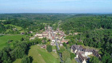 Fransa 'nın siyah Perigord' unda Le Buisson-de-Cadouin köyü gökyüzünden görüldü.