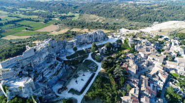 Fransa 'nın Bouches-du-Rhone kentindeki Baux-de-Provence köyü gökyüzünden görüldü
