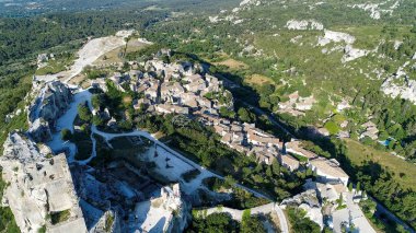 Fransa 'nın Bouches-du-Rhone kentindeki Baux-de-Provence köyü gökyüzünden görüldü