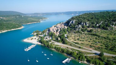 Fransa 'nın Var kentindeki Verdon Bölgesel Doğal Parkı' nda Sainte-Croix Gölü