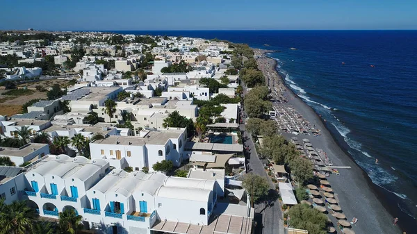 Yunanistan 'ın Cyclades kentindeki Santorini adasındaki Kamari plajı hava manzaralı.