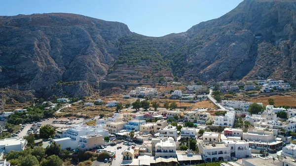 Yunanistan 'ın Cyclades kentindeki Santorini adasındaki Kamari plajı hava manzaralı.