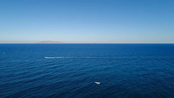 ギリシャのキュクラデス諸島のサントリーニ島のカマリビーチ航空ビュー — ストック写真