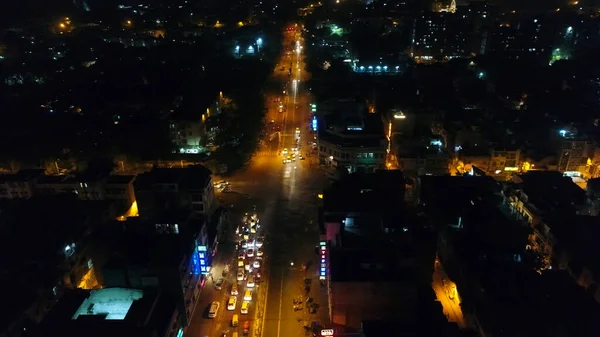 Hindistan 'ın Yeni Delhi şehri gökyüzünden ve gece görüldü.