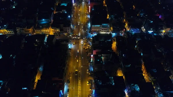 Hindistan 'ın Yeni Delhi şehri gökyüzünden ve gece görüldü.