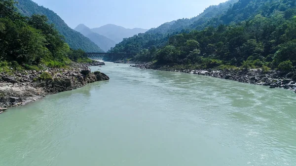 Hindistan 'ın Uttarakhand eyaleti yakınlarındaki Ganj nehri hava manzaralı.