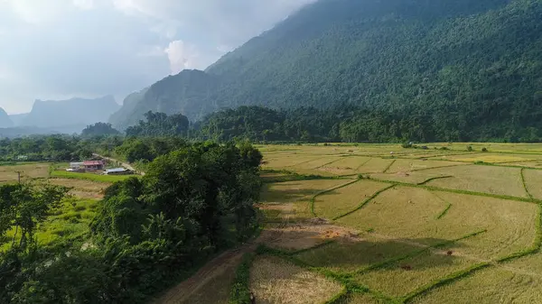 Laos 'taki Vang Vieng şehrinin çevresindeki manzara gökyüzünden görünüyor.