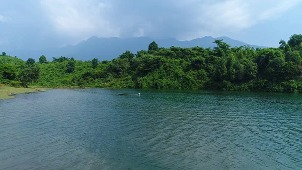 Gökyüzünden Laos 'ta Vang Vieng su rezervi