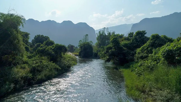Laos 'ta Vang Vieng nehri yakınlarında gökyüzünden görüldü.