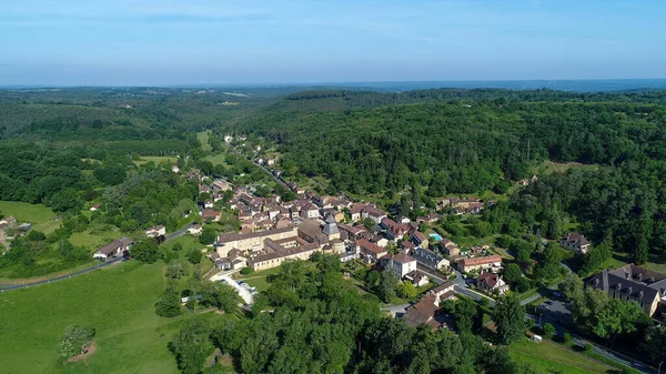 Fransa 'nın siyah Perigord' unda Le Buisson-de-Cadouin köyü gökyüzünden görüldü.