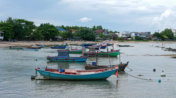 Balıkçı köyü ve Tayland 'da Ban Kru Chang Phla Ban Chang plajı