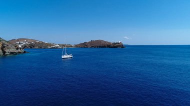Faros 'taki Chrisopigi Manastırı Yunanistan' ın Sifnos adasındaki hava manzaralı