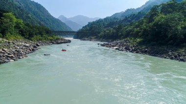 Hindistan 'ın Uttarakhand eyaleti yakınlarındaki Ganj nehri hava manzaralı.