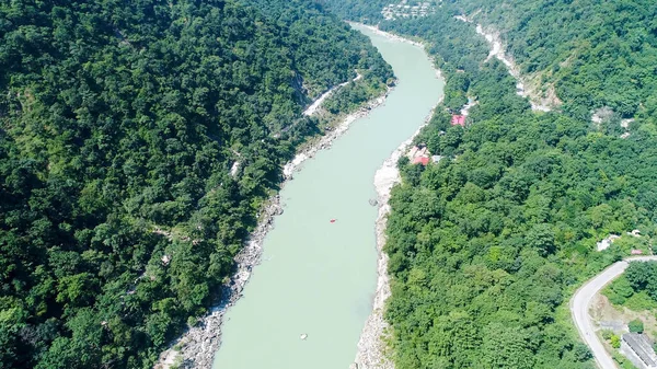 Hindistan 'ın Uttarakhand eyaleti yakınlarındaki Ganj nehri hava manzaralı.