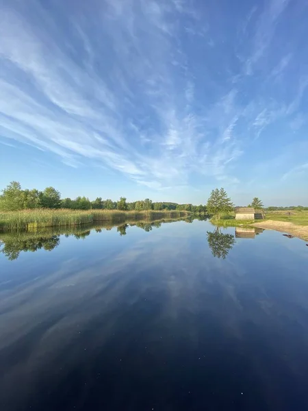 Nehir kenarında küçük bir ev. Ukrayna