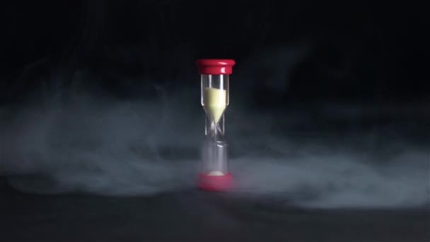 Sand Timer Surrounded Smoke Eine Sanduhr Ist Von Rauch Auf — Stockvideo