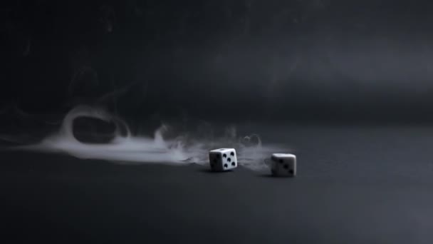 White Dice Thrown Smoke Weiße Würfel Zeitlupe Über Tief Liegenden — Stockvideo