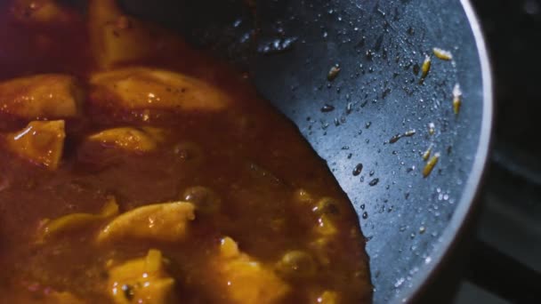 Chicken Curry Bubbling Pan Tillaga Kyckling Jalfrezi Måltid Spisen Såsen — Stockvideo