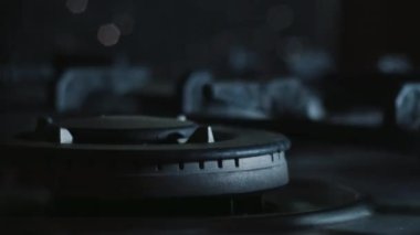 Pan Conced On Gas Sobası - Bir gaz sobası yakılır ve tepsi üzerine yerleştirilir. Yemek programları, videolar, sinema filmleri ve daha fazlası için ideal. Çarpıcı bir 4K..