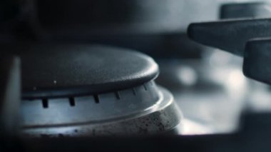 Gaz Yakma Fırını 'nı kapat. Ağır çekimde yanan bir ocağı kapat. Yemek pişirmek, yemek pişirmek ya da vlog montajları için harika. Çarpıcı bir 4K..