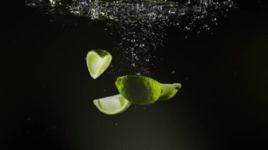 Lime Wedges suya düştü - 4 kireç parçası suya düştü ve arkalarında kabarcıklı izler bıraktı. Yemek vlogları, kimlikler ve daha fazlası için harika..