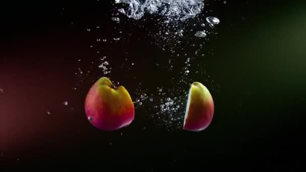 Juicy Apple Drops Water Splits Open Una Manzana Roja Verde — Vídeos de Stock