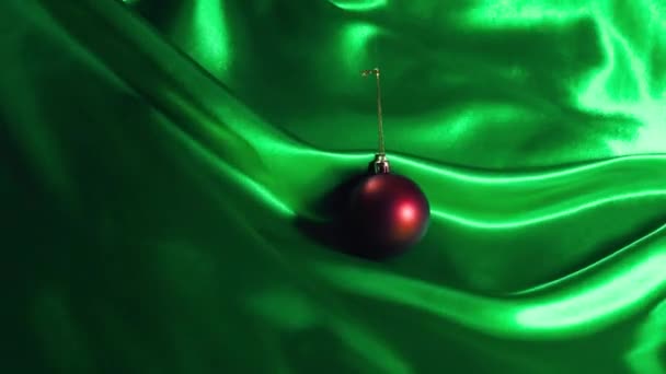 Bauble Natale Sulla Seta Verde Una Bagattella Natale Rossa Muove — Video Stock