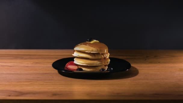 Pannenkoeken Bedekt Met Fruit Siroop Midden Schot Van Een Stapel — Stockvideo