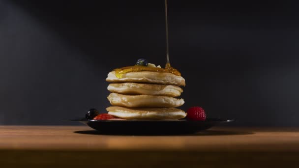 Sirup Pour Pancakes Fruit Ein Köstlicher Stapel Pfannkuchen Mit Erdbeeren — Stockvideo