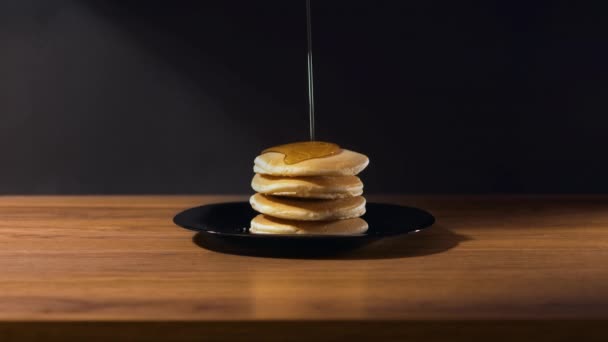 Tynd Sirup Plain Pandekager Tynd Sirup Hældes Stak Almindelige Pandekager – Stock-video