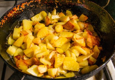 tavada kızarmış patates