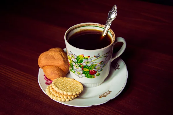 Xícara de café em uma chapa no copo soviético — Fotografia de Stock