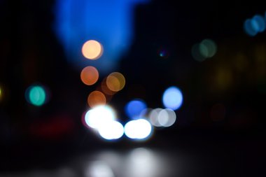 Gece şehir araba ışıklar arka plan defocused