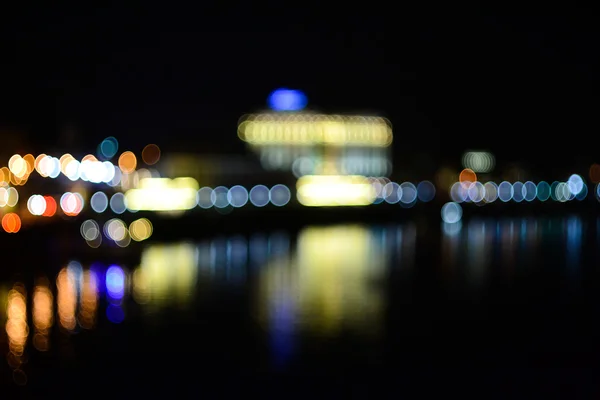 Desfocado cidade costa luzes à noite fundo — Fotografia de Stock