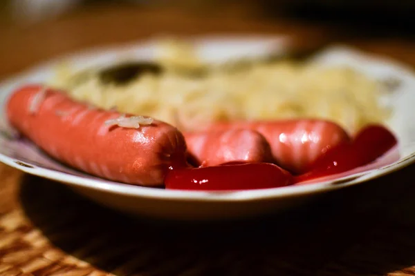 Salsichas caseiras com tomate e pão — Fotografia de Stock