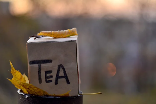 Kağıt çay göğüs açık havada