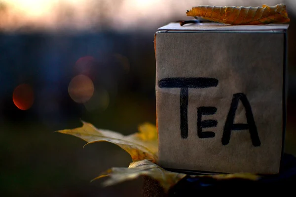 Sarı yaprak kağıt çay kutusu