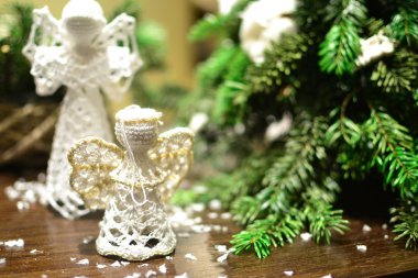 Örgü oyuncak melekler yanında Noel ağacı