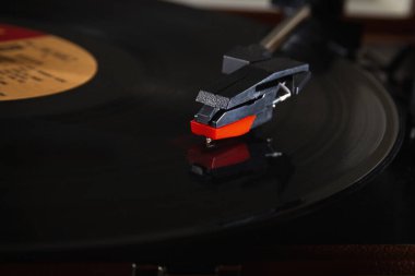 Yakın plan plak kaydı. Kayıt çalar kolu.