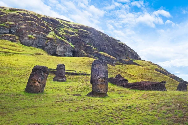 Rano Raraku Volkanı 'nın yamaçlarında, Easer Adası' nda, beyaz bulutlarla kaplı mavi gökyüzüne karşı..