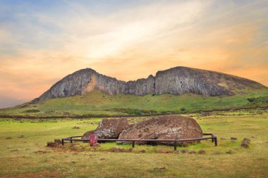 Paskalya Adası 'ndaki Ahu Tongariki merasim merkezinde düşen Moai heykeli, Rano Raraku volkanı kraterine karşı renkli bir günbatımı gökyüzü ile kaplıydı..