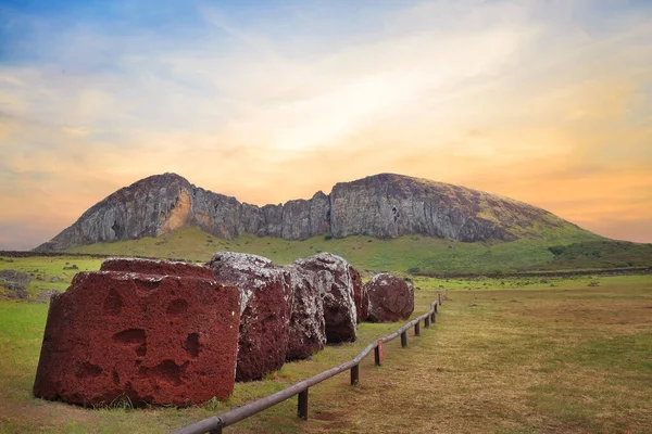 Moai, Paskalya Adası 'ndaki Ahu Tongariki merasim merkezinde rengarenk bir günbatımı gökyüzüne karşı kafa kafaya gidiyor..