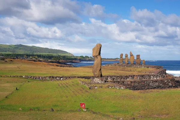 Paskalya Adası 'ndaki Ahu Tahai törensel kompleksindeki Moai heykelleri beyaz bulutlarla kaplı mavi gökyüzüne karşı..