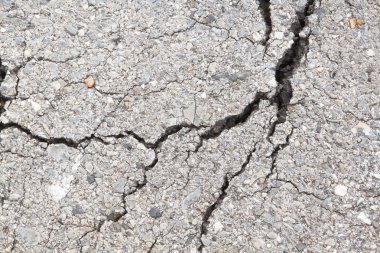 Macro, yoldaki beton asfalt çatlaklarına yakından bakıyor..