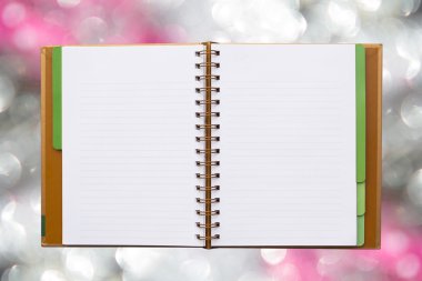 Açık defter çizgili sayfalar üzerinde canlı parlak backgrou izole ile