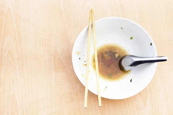 Cuenco vacío de fideos en la mesa de madera . — Foto de Stock