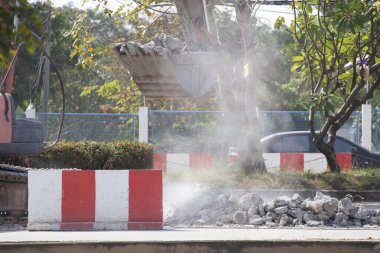 Kazıcı yol kazıyor. İnşaat konsepti.