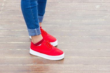 kadın kot pantolon ve spor ayakkabı ayakkabı.